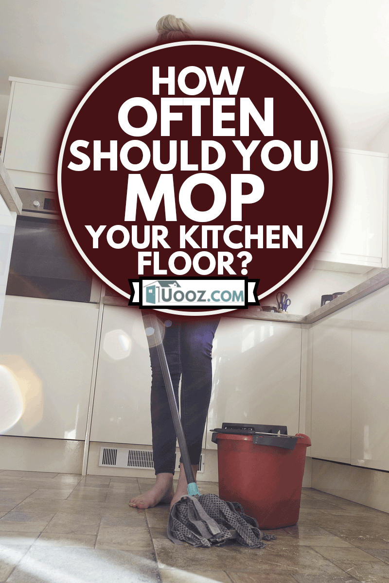 yksi nainen moppaamassa keittiönsä lattiaa, kuinka usein keittiön lattian pitäisi Moppata?