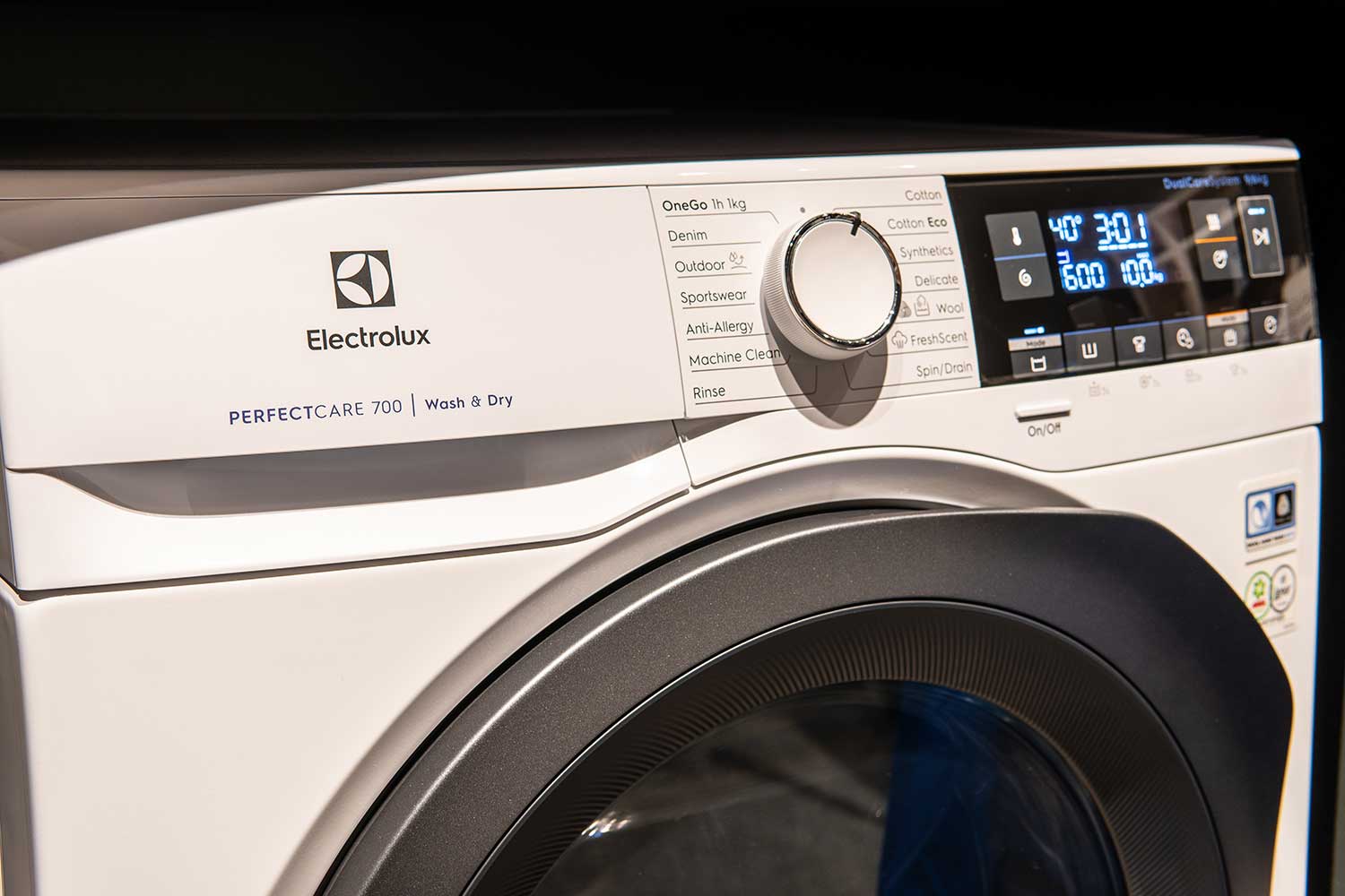 Free-standing Electrolux Washing Machine Tumble Dryer on display