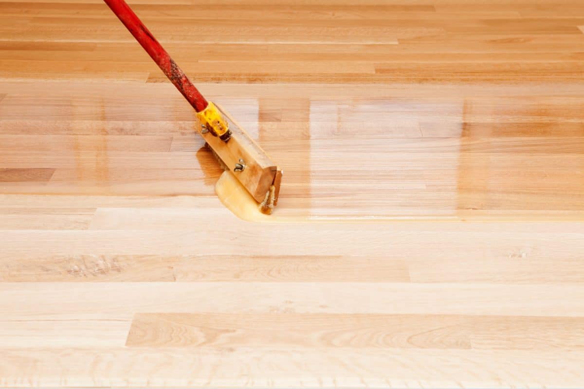 Applying polyurethane on the wooden floor to make it shine
