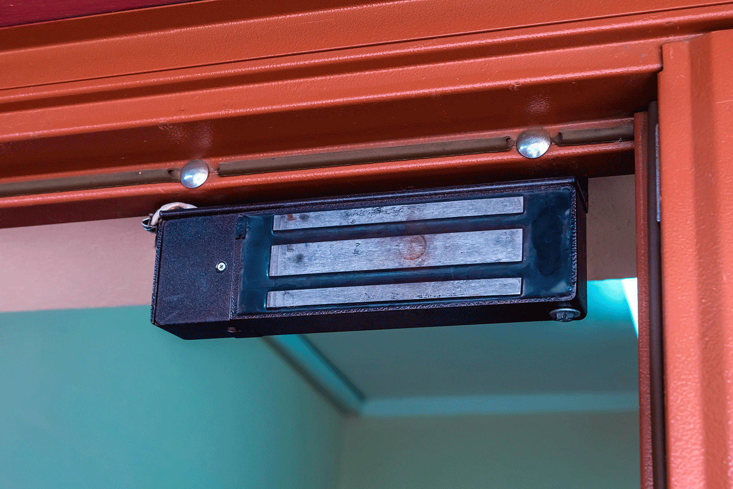 An electric magnet on the front door from above