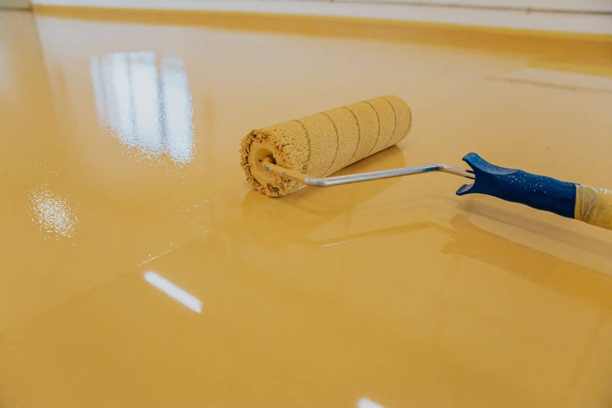 Applying yellow polyurethane coating on the flooring