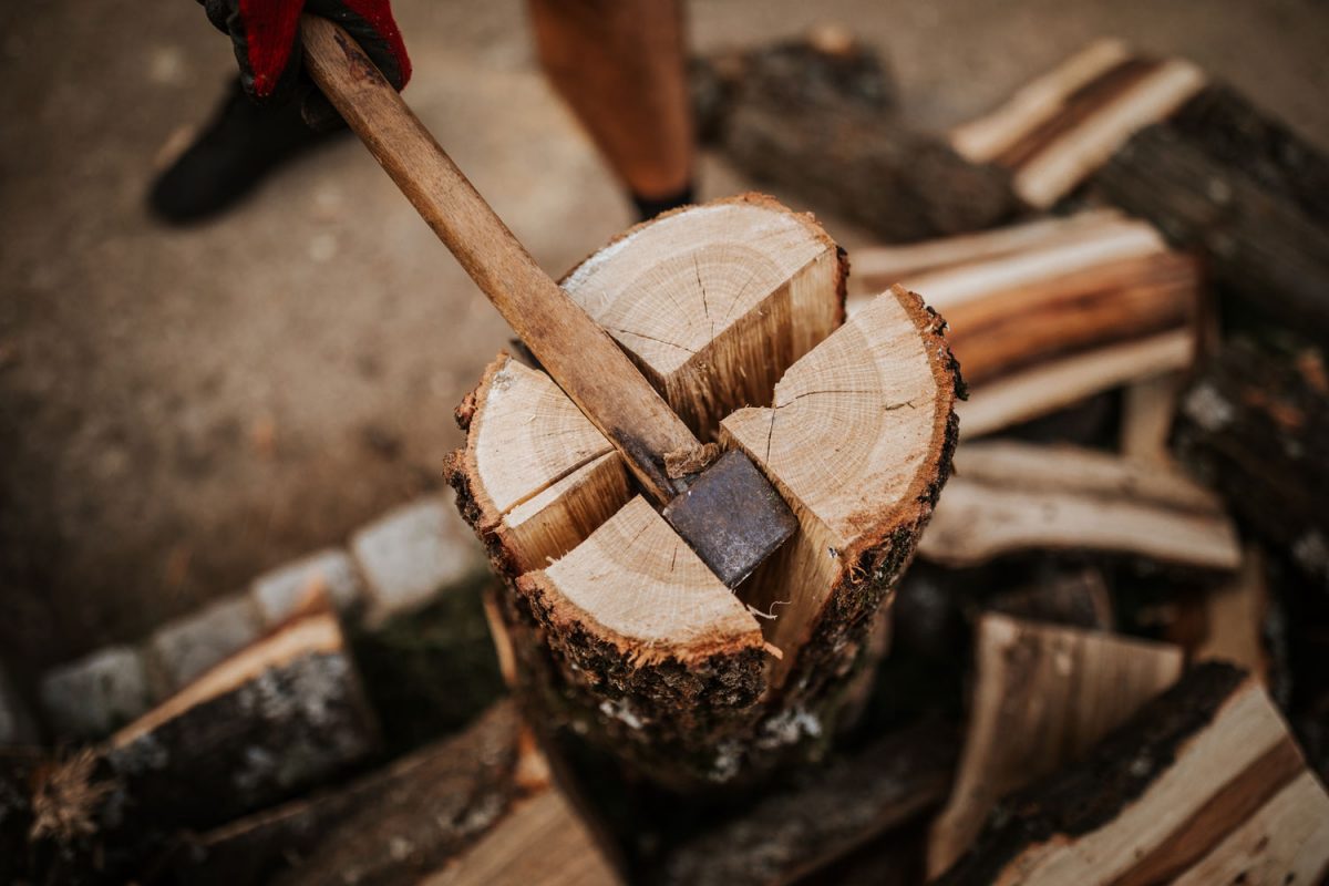 Splitting a log using an axe