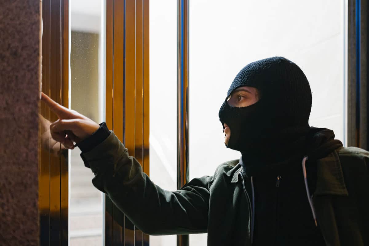 Thief with mask ringing the doorbell