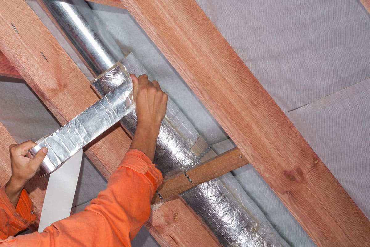 nstaller wraps the air duct with mineral wool and foil