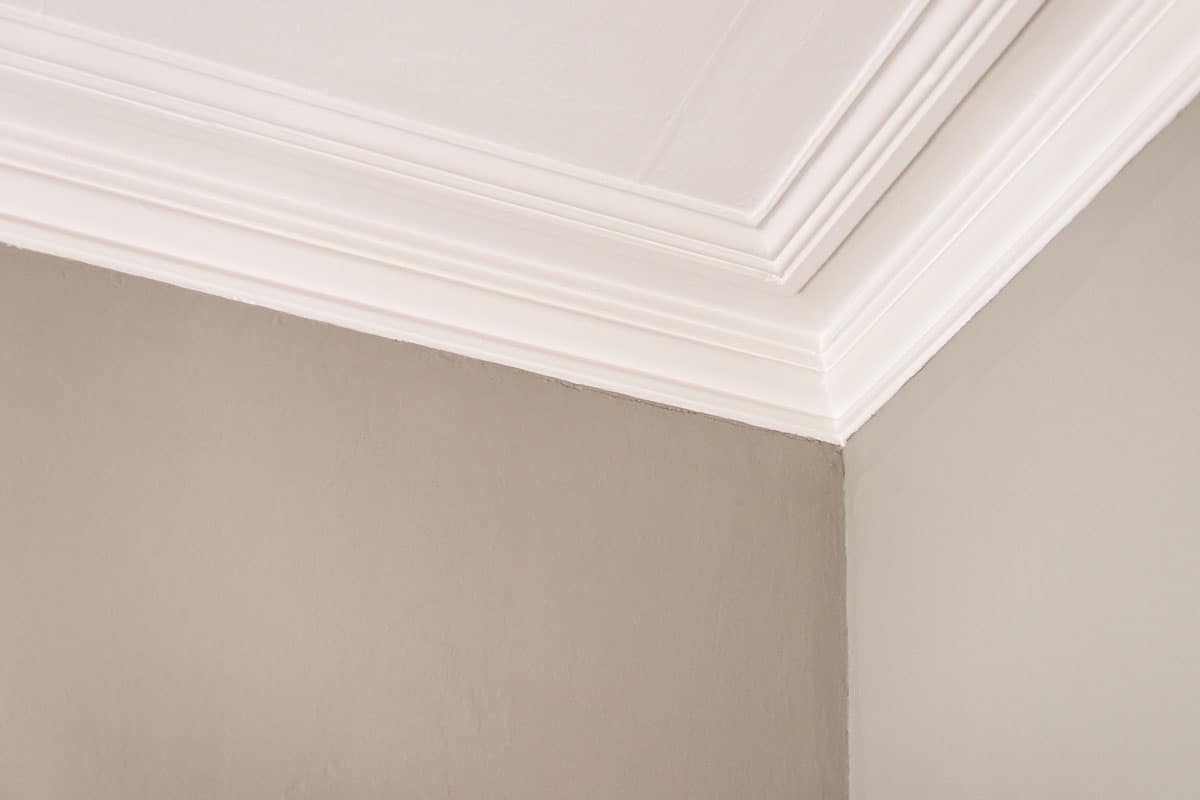A simple interior cornice between wall and ceiling