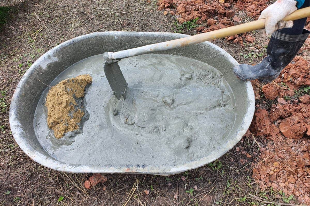 Mixing concrete mortar for plastering