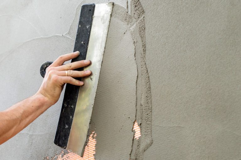 Spreading mortar on the wall, What Type Of Mortar To Use For Plastering