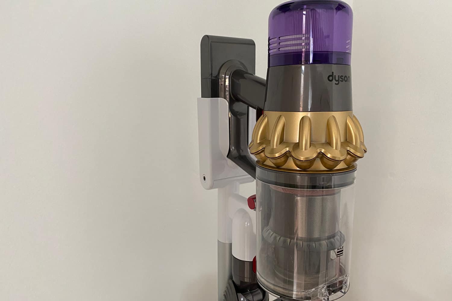 A closed up view of Dyson V11 in gold colour vacuum hang at a dock