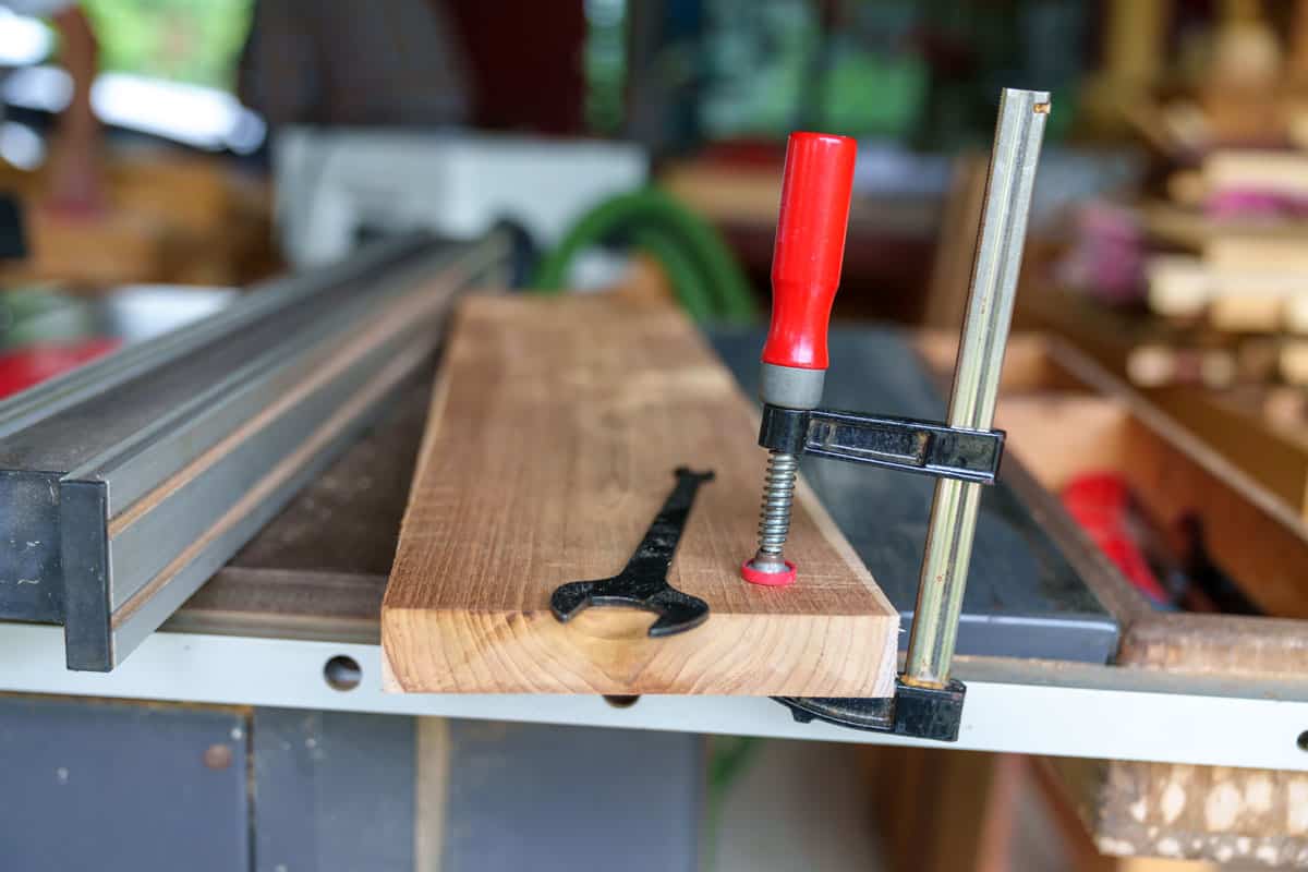 Cshape clamp for holding the wood before cutting