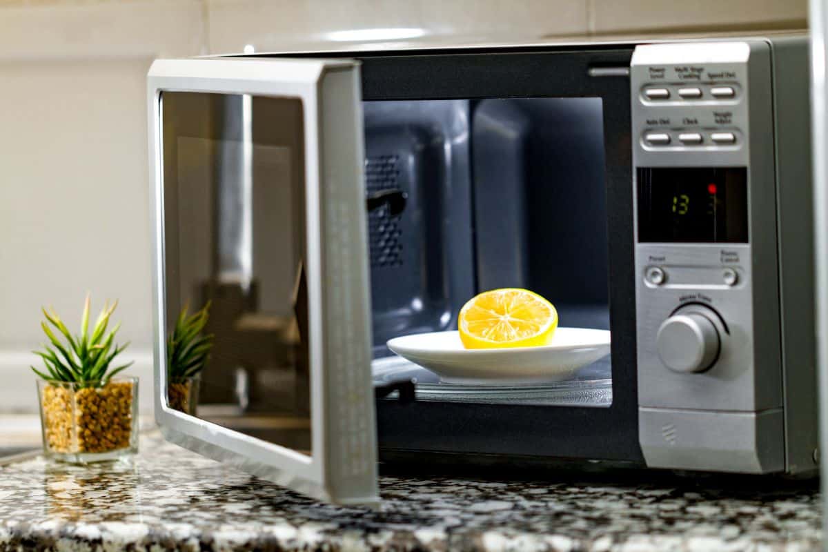 Microwave cleaning using lemon