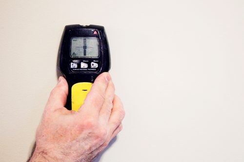 Read more about the article How To Use A Straight Line Stud Finder [Step By Step Guide]