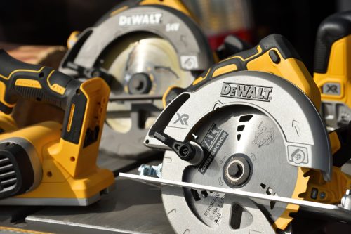 Read more about the article How To Use A Dewalt Table Saw [Step By Step Guide]