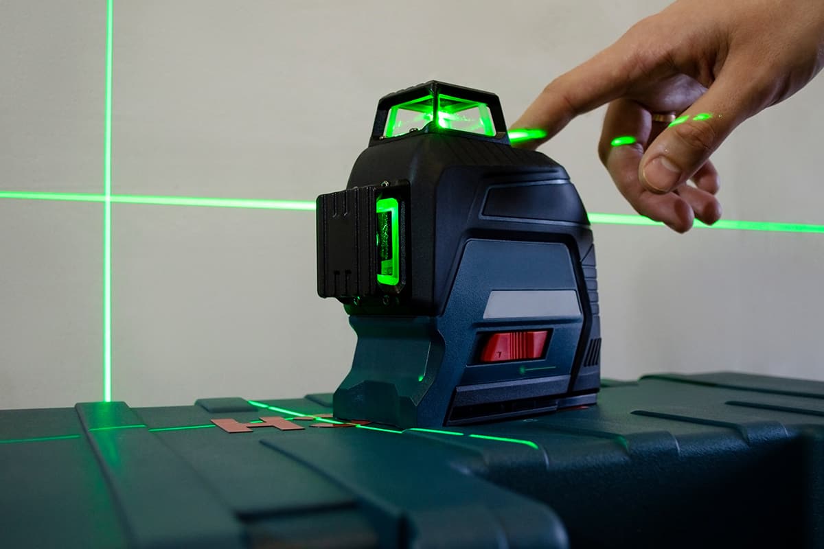 Laser building level with green beams